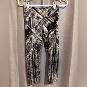 Lululemon 21” Cropped Leggings! Size: 4 - Pattern: Black and White